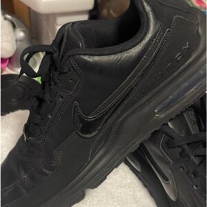 Size 9.5 Men’s Nike Air Max. Only worn one time.